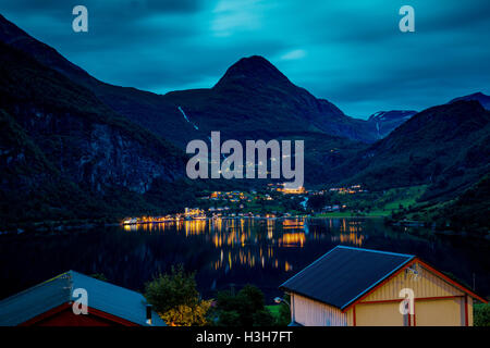 Vue panoramique au fjord de Geiranger Geiranger et village de la nuit, la Norvège Banque D'Images