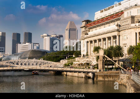 Singapour, Boat Quay, soleil de l'après-midi sur Fullerton Hotel et pont Cavenagh Banque D'Images