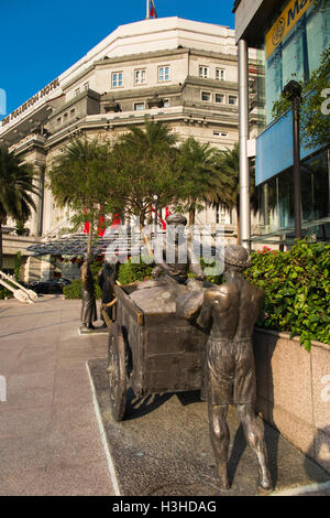 Singapour, Boat Quay, la rivière stockistes sculpture en bronze de aw Tee Hong, montrant les hommes panier de chargement Banque D'Images