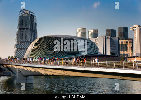 Singapour, les touristes en plus de Jubilee Bridge Marina Bay en direction de théâtre sur la baie Banque D'Images