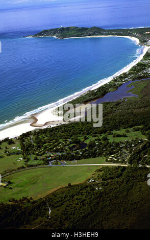 Byron Bay avec Cape Byron et son phare au loin. Banque D'Images