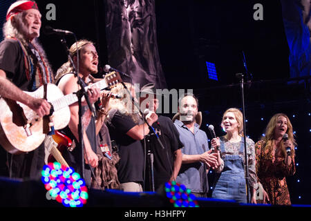 Willie Nelson (L) Lukas Nelson (L) Jamey Johnson (LC), Neil Young (C), Dave Matthews (RC), Alison Krauss (R) et Margo : (R) sur scène pour finale à l'aide agricole 2016 à la Jeffy Lube Live in Bristow, VA 17 Septembre 2016 Banque D'Images