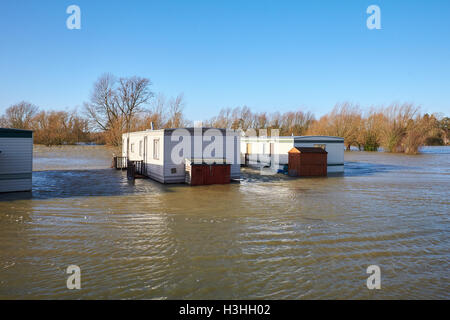 Vue générale de la Bridge House caravan park in Clifton Hampden pendant les inondations Banque D'Images