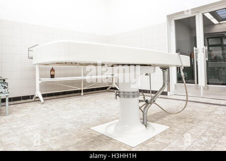 Tables anciennes d'autopsie à la morgue en clinique Banque D'Images