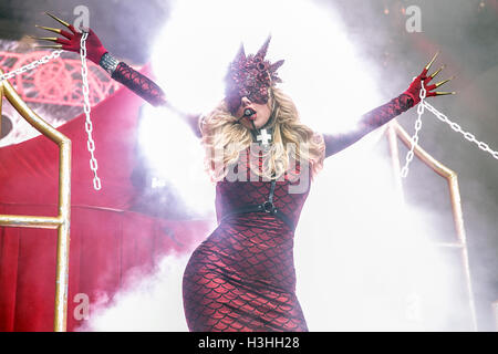 Maria Brink de En ce moment perfoms à l'amphithéâtre du rivage le 29 juillet 2016 à Mountain View, Californie. Banque D'Images