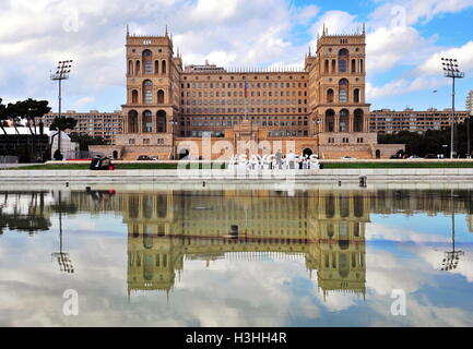 BAKU, Azerbaïdjan - 25 SEPTEMBRE : Façade de la maison du gouvernement de Bakou, le 25 septembre 2016. Bakou est un plus grand capital et cit Banque D'Images