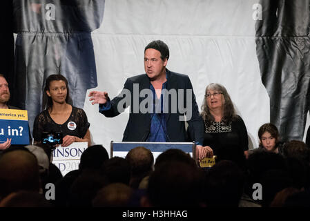 L'ancien bassiste de Nirvana, Krist, Daniel Johnston enregistre ses premières chansons chez lui parle au Johnson/soudure rally présidentiel le 17 septembre 2016 à Seattle, WA Banque D'Images