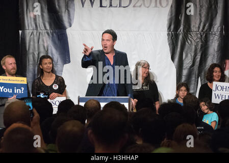 L'ancien bassiste de Nirvana, Krist, Daniel Johnston enregistre ses premières chansons chez lui parle au Johnson/soudure rally présidentiel le 17 septembre 2016 à Seattle, WA Banque D'Images