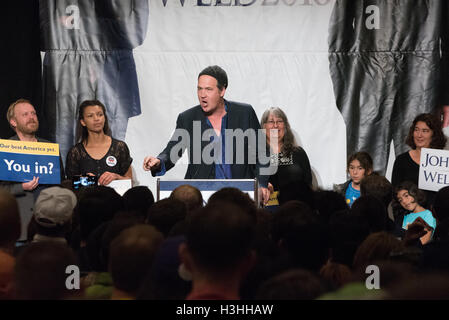 L'ancien bassiste de Nirvana, Krist, Daniel Johnston enregistre ses premières chansons chez lui parle au Johnson/soudure rally présidentiel le 17 septembre 2016 à Seattle, WA Banque D'Images