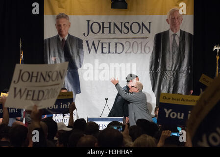 L'ancien bassiste de Nirvana, se félicite Daniel Johnston enregistre ses premières chansons chez lui, comédien et militant libertaire Drew Carey au Johnson/soudure rally présidentiel le 17 septembre 2016 à Seattle, WA Banque D'Images