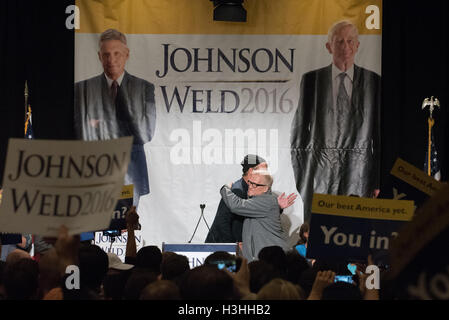 L'ancien bassiste de Nirvana, se félicite Daniel Johnston enregistre ses premières chansons chez lui, comédien et militant libertaire Drew Carey au Johnson/soudure rally présidentiel le 17 septembre 2016 à Seattle, WA Banque D'Images