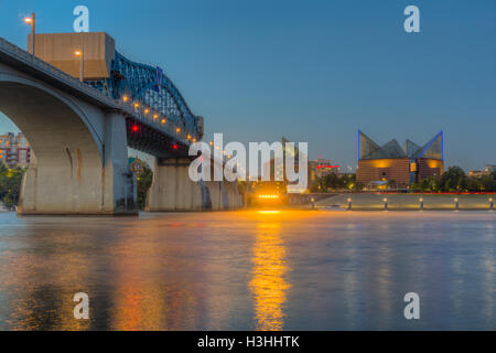 Le chef John Ross (Market Street) bridge et le Tennessee Aquarium sur la rivière Tennessee à l'aube à Chattanooga, Tennessee. Banque D'Images