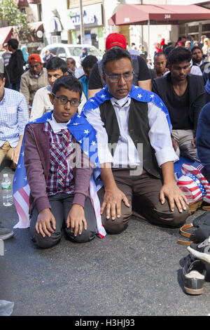 United American Muslim Day Parade sur Madison Avenue à New York. Père et fils porter des drapeaux américains d'afficher leur patriotisme. Banque D'Images