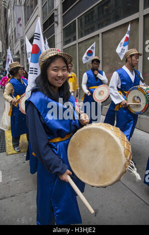 36e Congrès annuel et festival coréen Day Parade sur la 6e Avenue. dans la ville de New York. Teenage drum group attend pour mars et effectuer dans le défilé. Banque D'Images