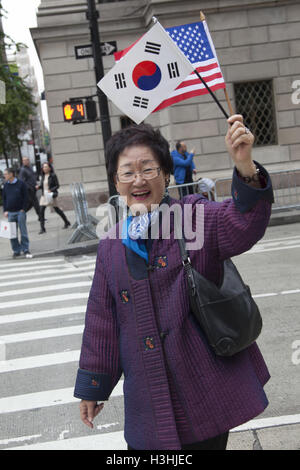 36e Congrès annuel et festival coréen Day Parade sur la 6e Avenue. dans la ville de New York. Fière femme coréenne marches dans le défilé. Banque D'Images