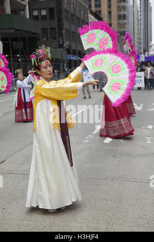 36e Congrès annuel et festival coréen Day Parade sur la 6e Avenue. dans la ville de New York. Les danseurs du ventilateur, forme de danse traditionnelle coréenne effectué à la parade sur la 6e Avenue à Manhattan, New York. Banque D'Images