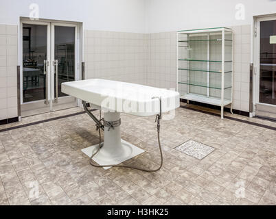 Tables anciennes d'autopsie à la morgue en clinique Banque D'Images