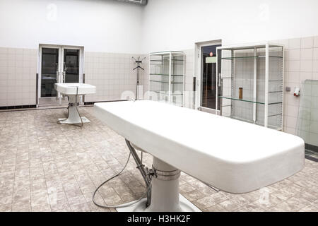 Tables anciennes d'autopsie à la morgue en clinique Banque D'Images