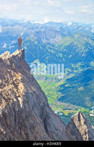 Jeune homme d'affaires au-dessus de montagne Banque D'Images