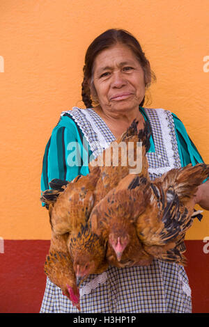 Une femme vendant des poulets à la vie marché du dimanche de Tlacolula de Matamoros, Mexique. Le marché de la rue régionale attire des milliers de vendeurs et consommateurs de l'ensemble de la Valles centrales de Oaxaca. Banque D'Images