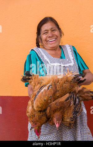 Une femme vendant des poulets à la vie marché du dimanche de Tlacolula de Matamoros, Mexique. Le marché de la rue régionale attire des milliers de vendeurs et consommateurs de l'ensemble de la Valles centrales de Oaxaca. Banque D'Images