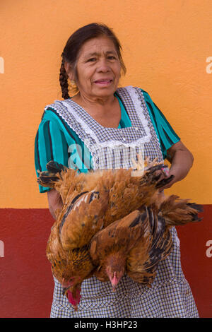 Une femme vendant des poulets à la vie marché du dimanche de Tlacolula de Matamoros, Mexique. Le marché de la rue régionale attire des milliers de vendeurs et consommateurs de l'ensemble de la Valles centrales de Oaxaca. Banque D'Images