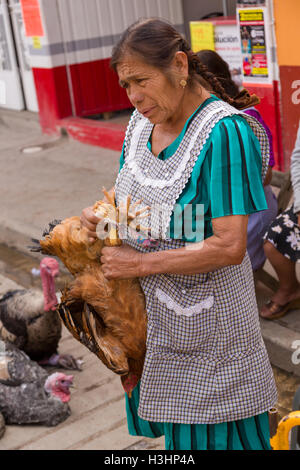 Une femme vendant des poulets à la vie marché du dimanche de Tlacolula de Matamoros, Mexique. Le marché de la rue régionale attire des milliers de vendeurs et consommateurs de l'ensemble de la Valles centrales de Oaxaca. Banque D'Images