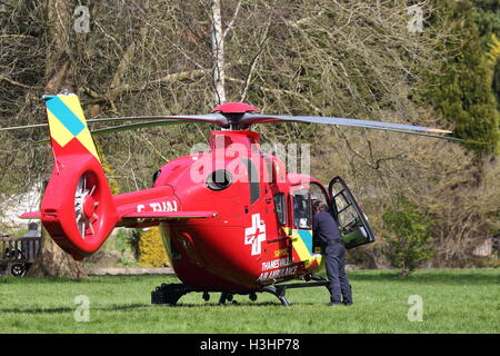 Thames Valley et Chilterns Air Ambulance Trust. Eurocopter EC135 G-TVAL Banque D'Images