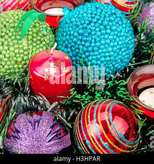 Arrière-plan de décorations de Noël, des jouets pour l'arbre de Noël et des bougies Banque D'Images