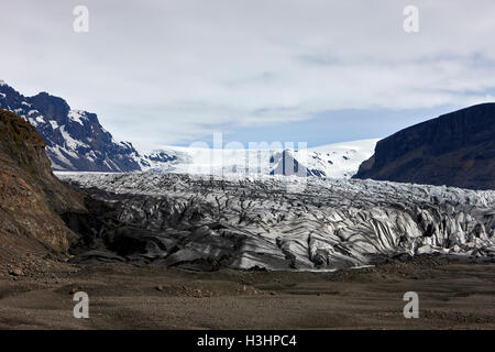 Couvert de cendres et de Skaftafell glacier Vatnajokull moraine frontale parc national en Islande Banque D'Images