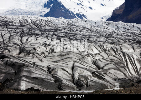 Couvert de cendres et de Skaftafell glacier Vatnajokull moraine frontale parc national en Islande Banque D'Images