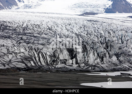 Les touristes sous couvert de cendres et de Skaftafell glacier Vatnajokull moraine frontale parc national en Islande Banque D'Images