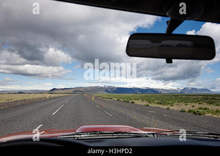 Conduite le long de la rocade Hringvegur dans le sud de l'islande Banque D'Images