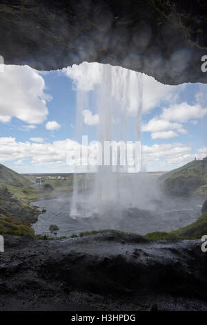Vue de derrière la cascade de Seljalandsfoss Islande Banque D'Images