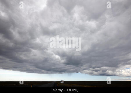 Des nuages de pluie et la météo/se déplacer sur ring road hringvegur dans toute la plaine sablonneuse de skeidararsandur Islande sud Banque D'Images