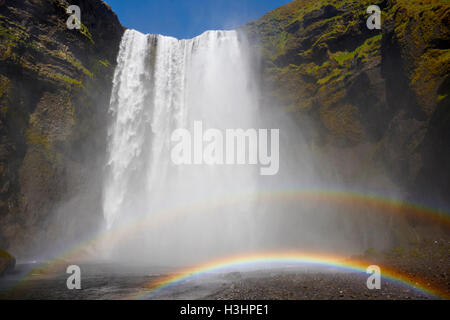 Double arc-en-ciel à skogafoss chute en Islande Banque D'Images