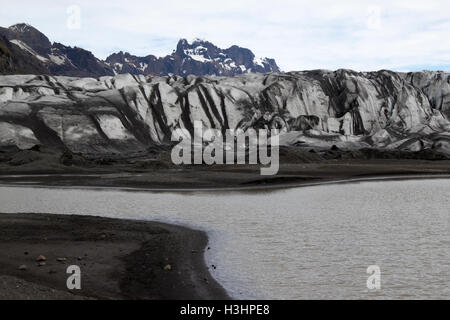 Couvert de cendres et de Skaftafell glacier Vatnajokull moraine frontale parc national en Islande Banque D'Images