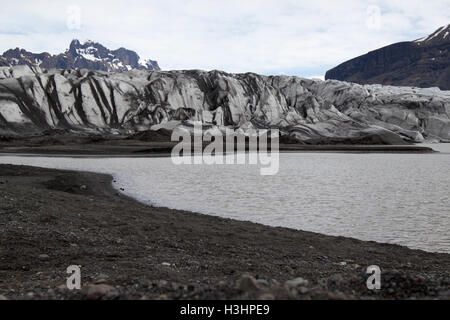 Couvert de cendres et de Skaftafell glacier Vatnajokull moraine frontale parc national en Islande Banque D'Images