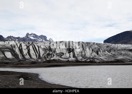 Couvert de cendres et de Skaftafell glacier Vatnajokull moraine frontale parc national en Islande Banque D'Images