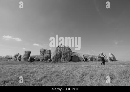 L'année 5600 selfies répond aux vieilles pierres à West Kennet Long Barrow, un tumulus néolithique près d'Avebury dans le Wiltshire. Selfies téléphone mobile photo. Banque D'Images