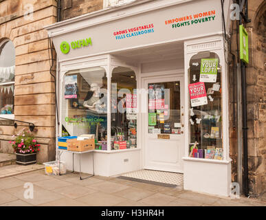 Magasin de charité Oxfam dans la région de Barnard Castle, Co.Durham Banque D'Images