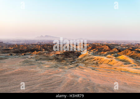 Coucher du soleil la lumière sur les vallées et canyons arides, connu sous le nom de 'Moon paysage', désert du Namib, le Namib Naukluft National Park, chez les m Banque D'Images