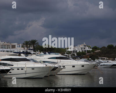 Bateaux dans le port de Cala d,or, Majorque, Espagne Banque D'Images