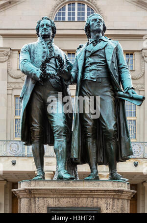 Goethe-Schiller Monument situé en face de la Deutches, Nationaltheater de Weimar, Theaterplatz, Thuringe, Allemagne Banque D'Images