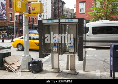 Vous pouvez toujours trouver des téléphones à pièces ici et là dans les rues de Manhattan, New York. Banque D'Images