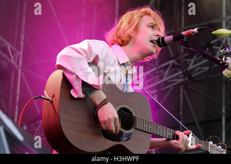 Barcelone - 1 juin : Christopher Owens, chanteur de filles (groupe de rock indépendant américain) effectue à San Miguel Primavera Sound. Banque D'Images