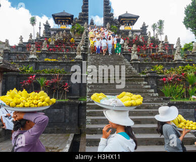 Les gens dans le Temple Besakih. Bali. L'Indonésie, l'Asie. Banque D'Images