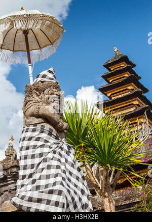 Chiffres dans le Temple Besakih. Bali. L'Indonésie, l'Asie. Banque D'Images