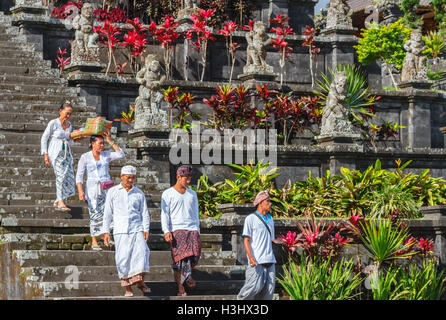 Les gens dans le Temple Besakih. Bali. L'Indonésie, l'Asie. Banque D'Images