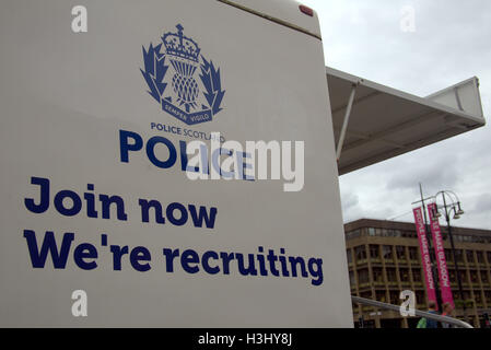 L'Ecosse sur les logos de la police recrutement véhicule et d'autre les gens à faire des bannières de Glasgow Banque D'Images